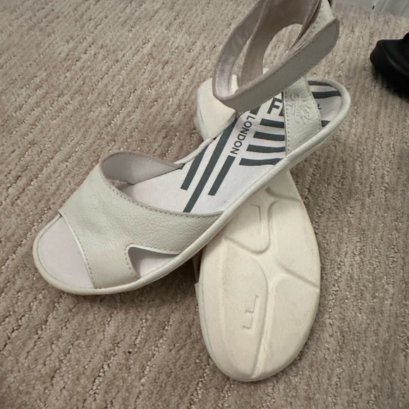 Fly London Size 38 (7.5) white leather sandals - Picture 8 of 10